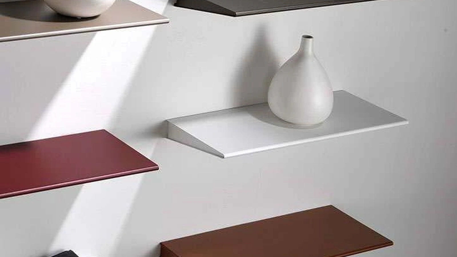 Mensola dal design lineare in metallo verniciato Ala di Pezzani