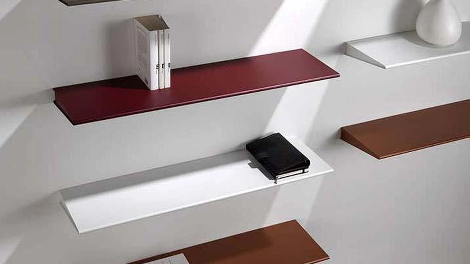 Mensola dal design lineare in metallo verniciato Ala di Pezzani