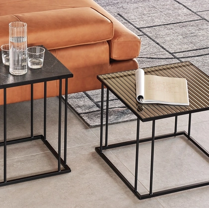 Tavolino Renee con top in vetro o ceramica e vetro e base in metallo di Calligaris