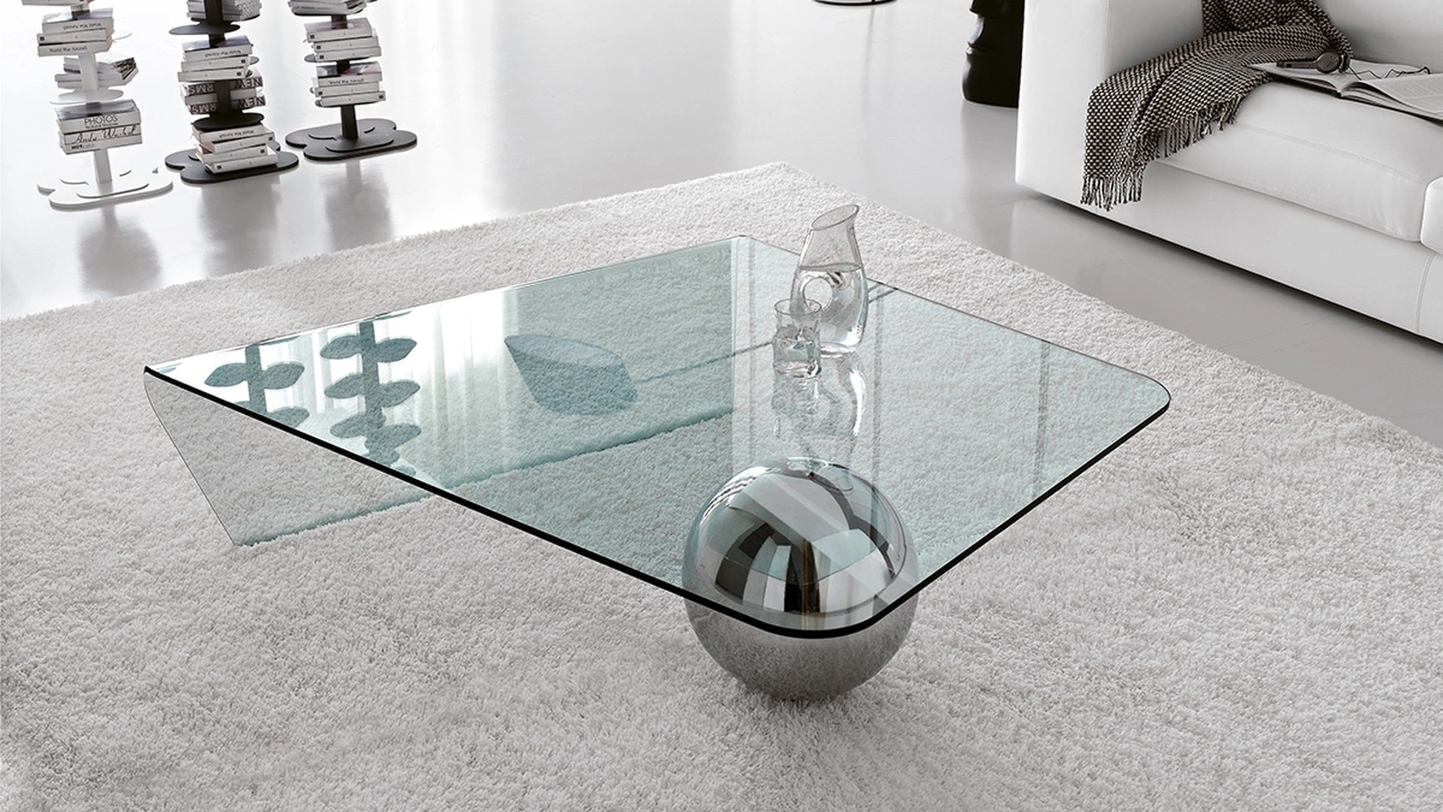 Tavolino in cristallo con sfera in acciaio Globe di Cattelan Italia