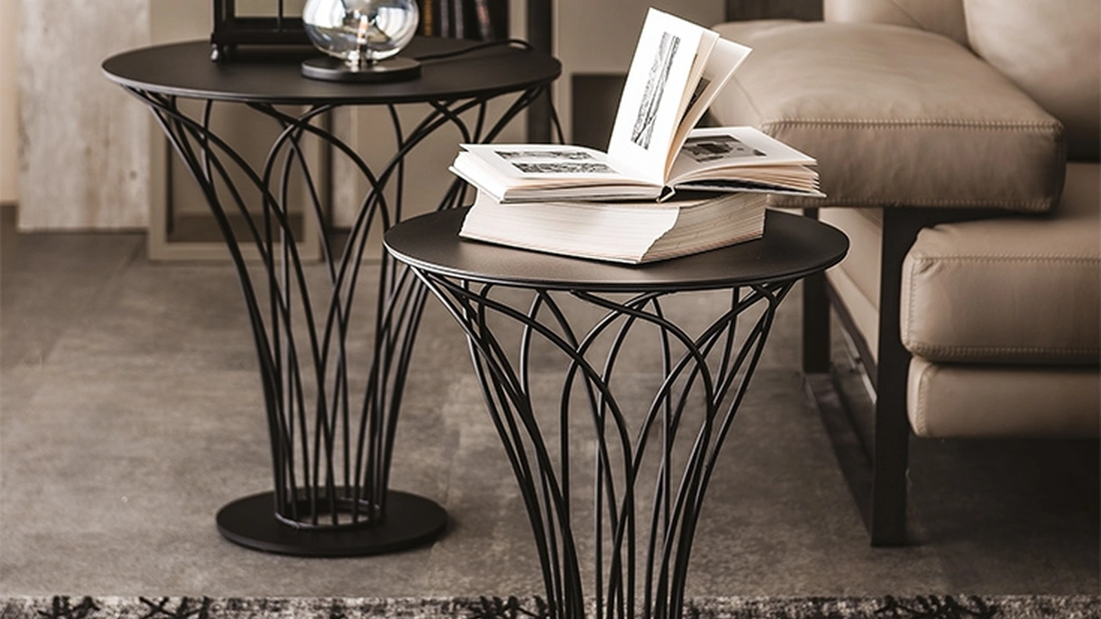 Tavolino con base in acciaio e piano in vetro Nido di Cattelan Italia