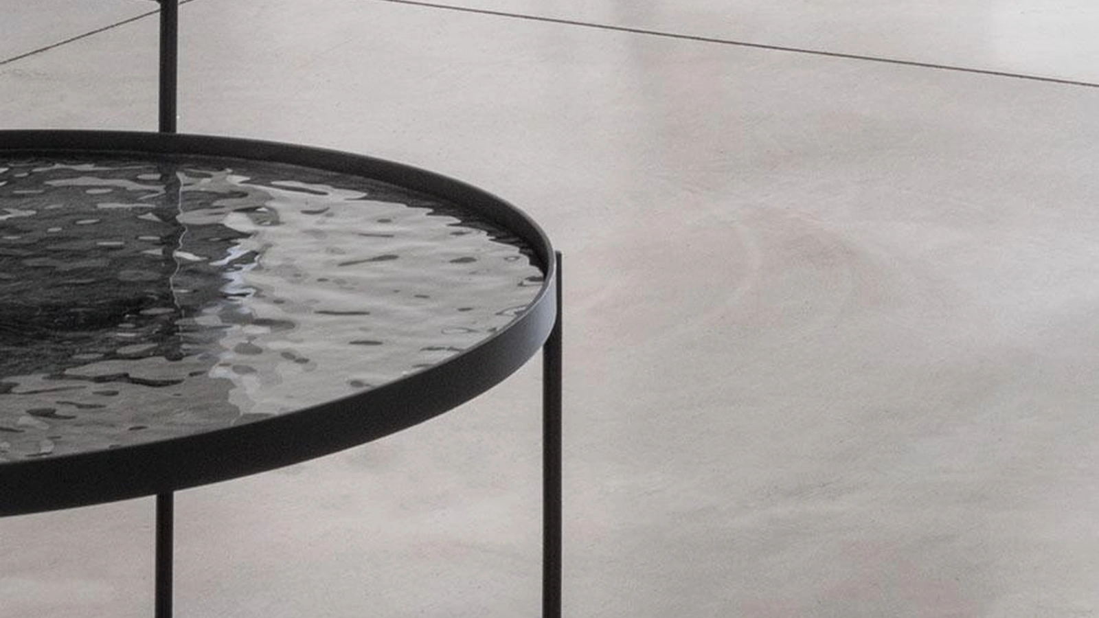 Tavolino rotondo in vetro grigio fumè forgiato a caldo Esprit di Pezzani