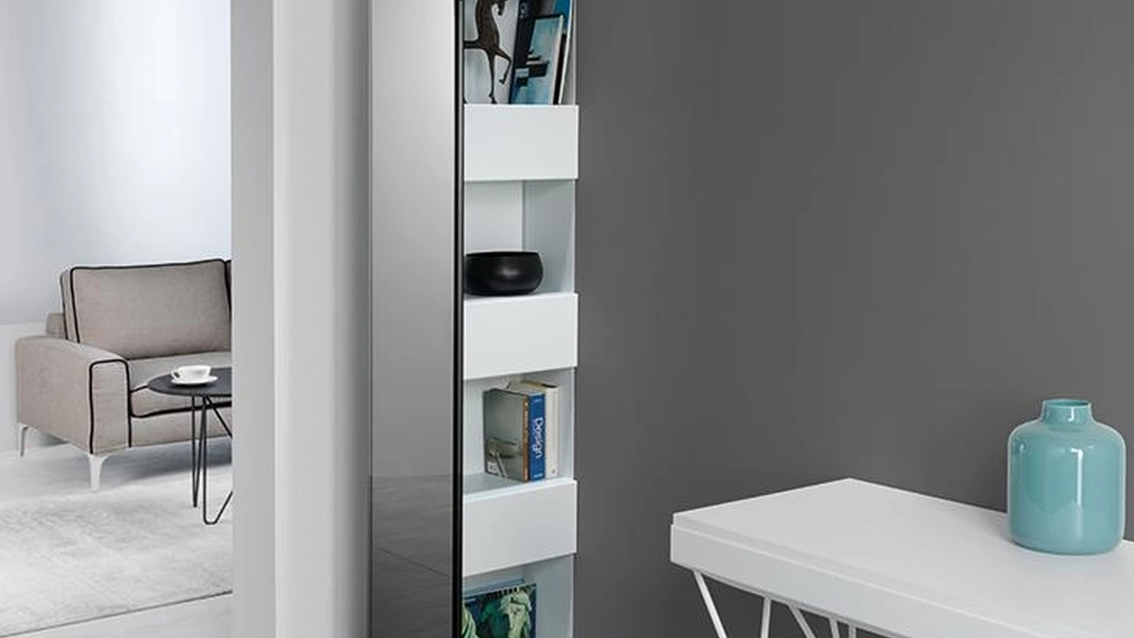 Specchiera contenitore da terra con cornice in vetro trasparente Hide di Pezzani