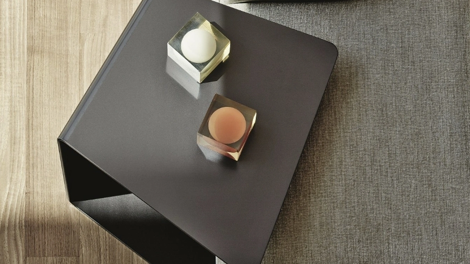 Tavolino moderno in metallo laccato Loman di Ditre Italia