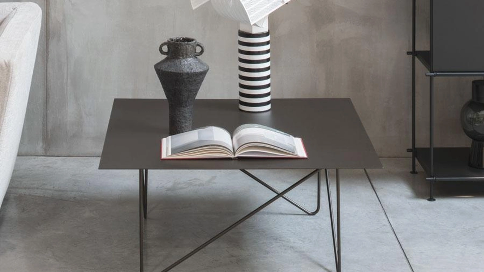 Tavolino quadrato in acciaio verniciato Shape di Pezzani