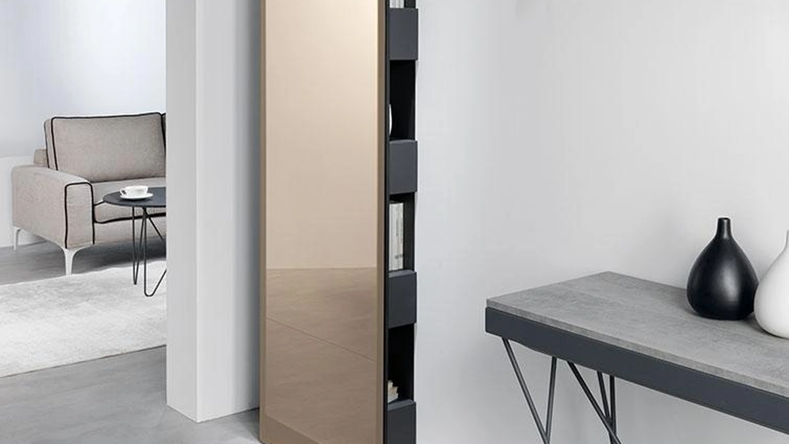 Specchiera scorrevole in vetro a specchio bronzato agganciata ad un modulo libreria Slide di Pezzani