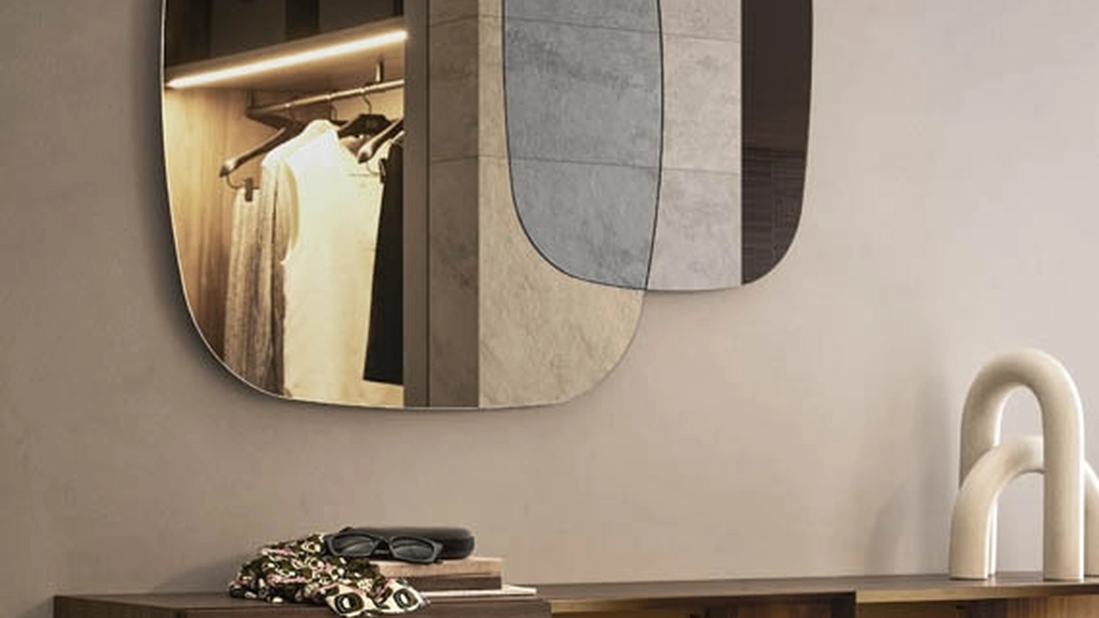 Specchio Oltre formato da tre specchi con finitura argento, fumé e piombo di Pianca