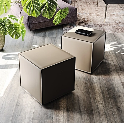 Pouf Kubo su ruote completamente rivestito in cuoio con cuciture in contrasto di Cattelan Italia