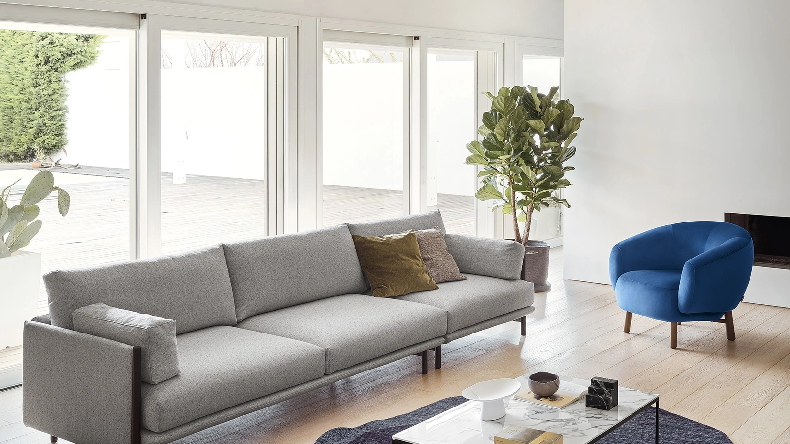 Tappeto a due colori con forma irregolare che ricorda una roccia Roche di Calligaris