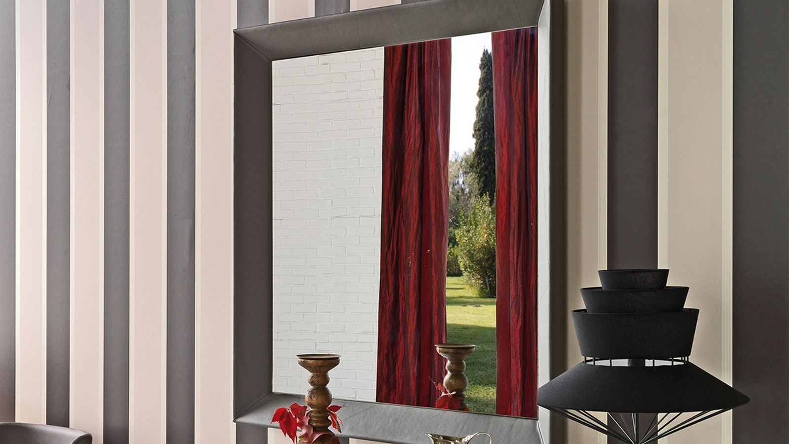 Specchio Taxedo con cornice rivestita in ecopelle di Cattelan Italia