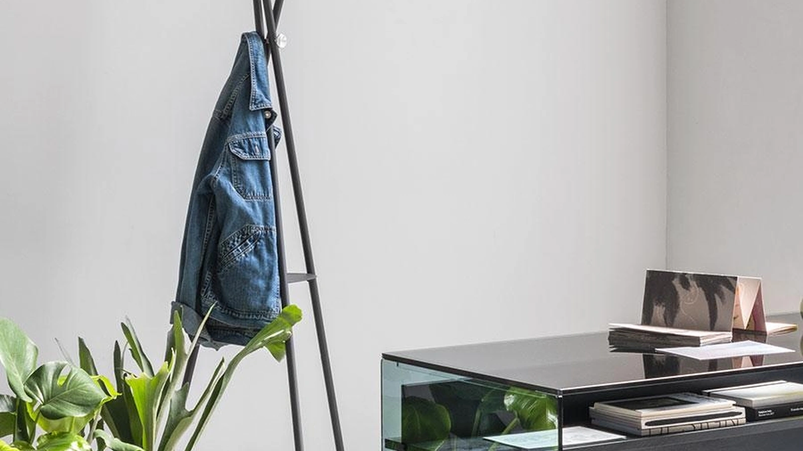 Appendiabiti con struttura in acciaio con particolari in policarbonato e alluminio Stilo di Pezzani