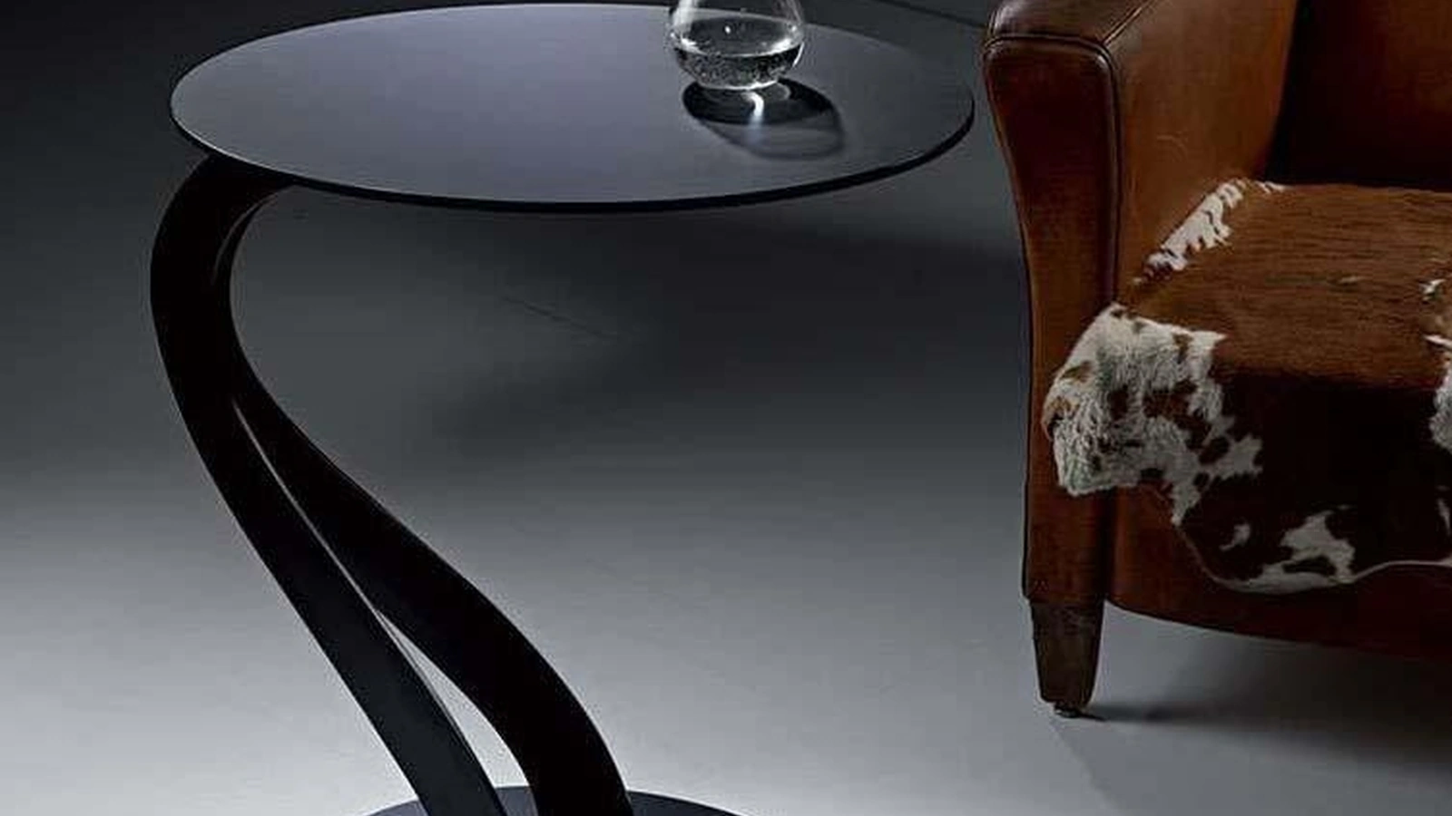 Tavolino di design con struttura in acciaio verniciato e ripiano in vetro temperato con finitura acidata Swan di Pezzani