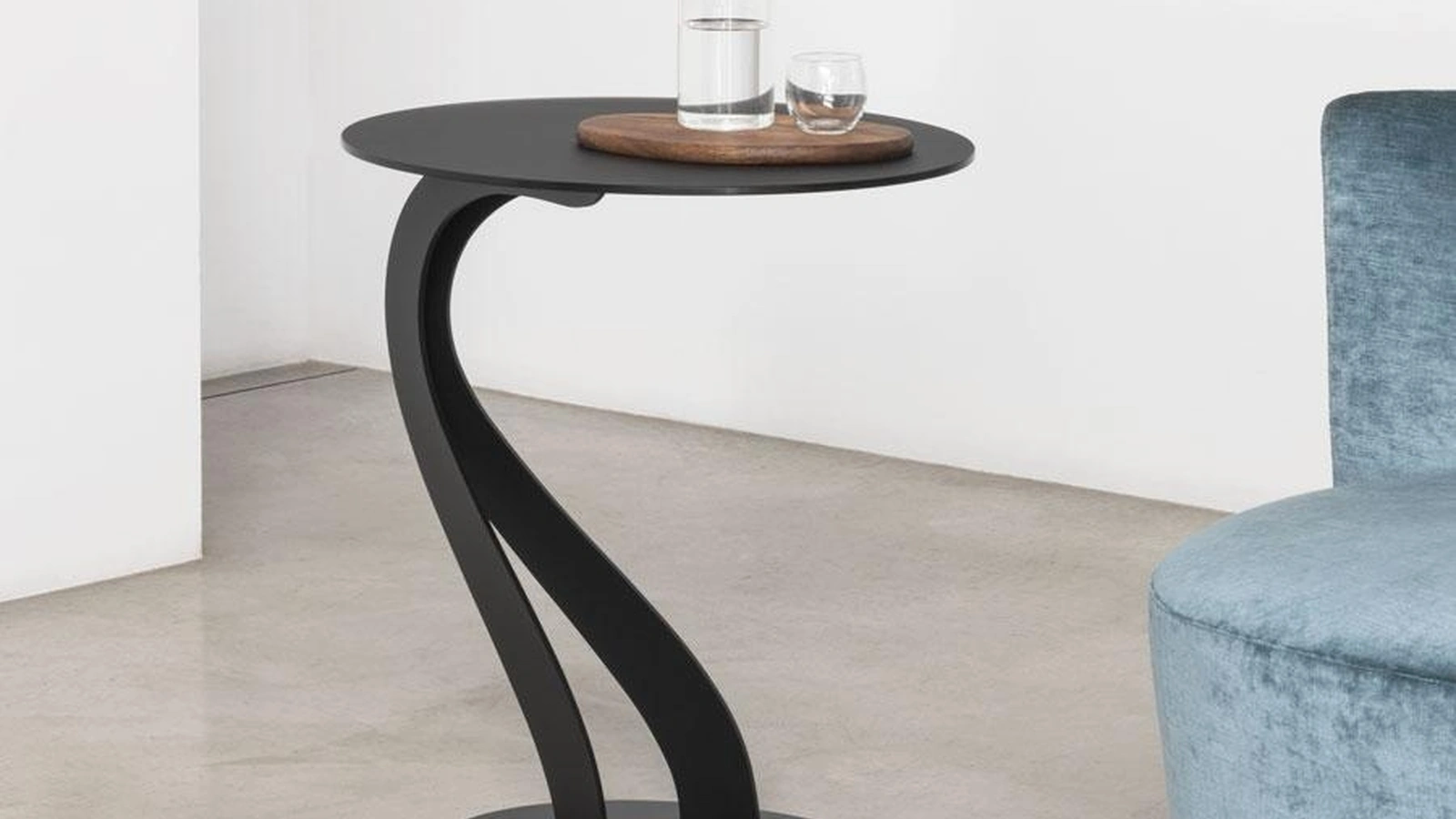 Tavolino di design con struttura in acciaio verniciato e ripiano in vetro temperato con finitura acidata Swan di Pezzani