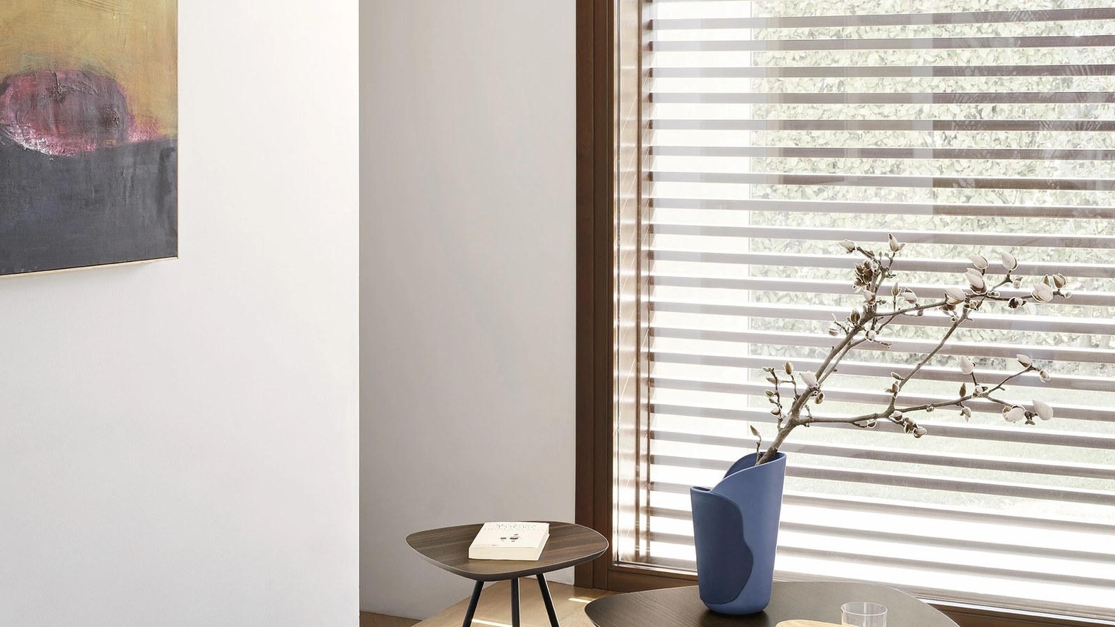 Tavolino sagomato con top in legno e base in metallo Tweet di Calligaris