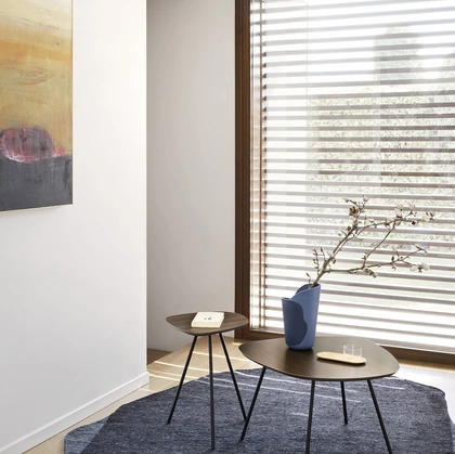 Tavolino sagomato con top in legno e base in metallo Tweet di Calligaris