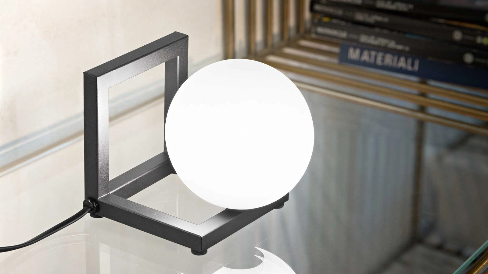 Lampada da tavolo Angolo in metallo con diffusore in vetro bianco, soffiato e acidato di Ideal Lux