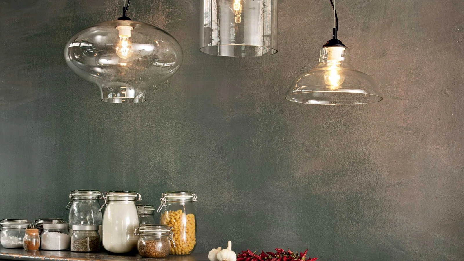 Lampada a sospensione Bistrò con diffusore in vetro soffiato e modellato artigianalmente di Ideal Lux