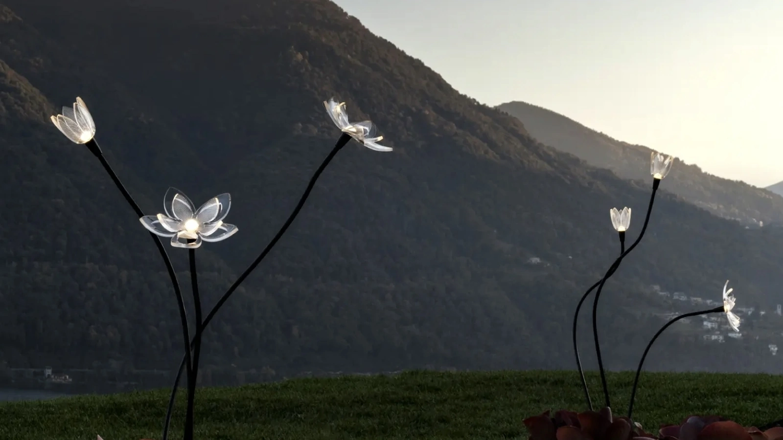 Lampada outdoor Blum Flower in metallo e PVC di Linea Light