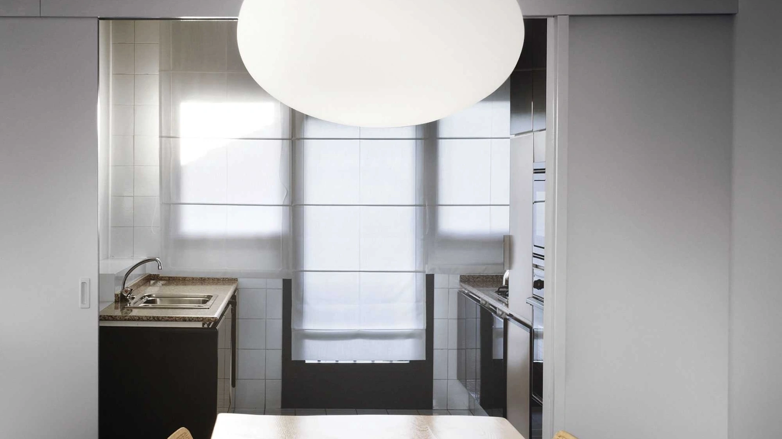 Lampada a sospensione Candy in vetro bianco soffiato e acidato di Ideal Lux