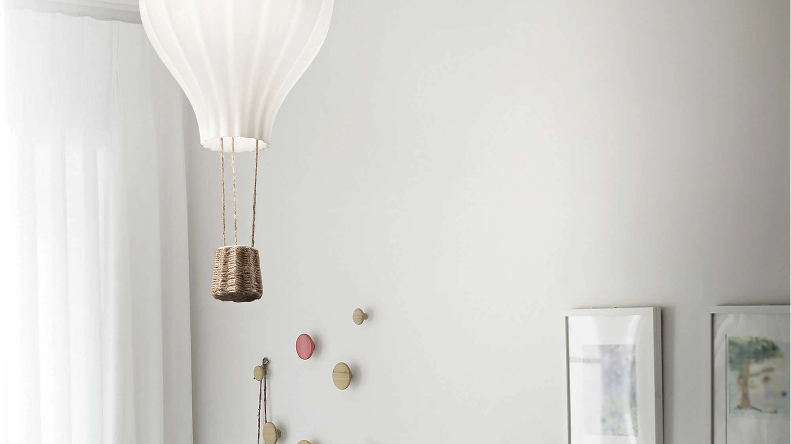 Lampada a sospensione che ricorda una mongolfiera Dream Big con diffusore in vetro soffiato bianco acidato e cesto in corda di Ideal Lux