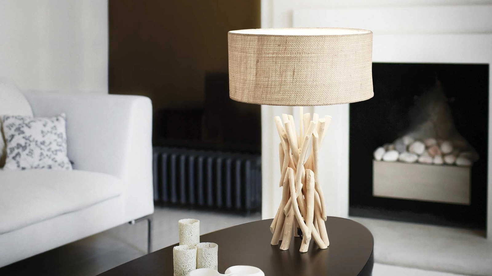 Lampada da tavolo Driftwood con struttura formata da rami di legno naturale con diffusore rivestito in tessuto di Ideal Lux