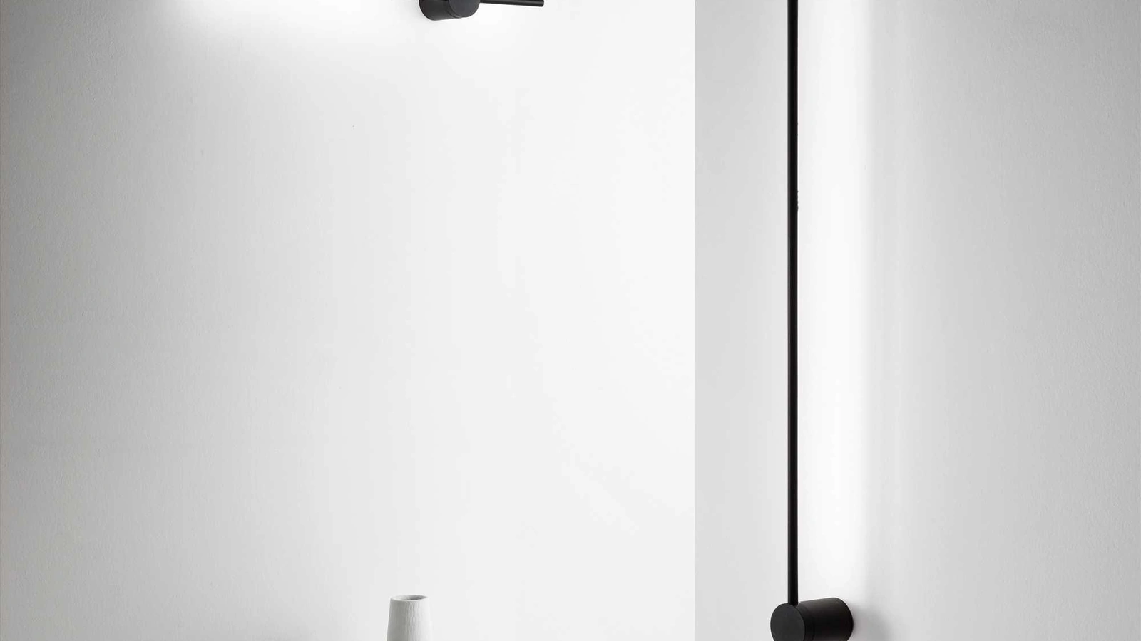 Lampada da parete Essence in alluminio con diffusore in materiale acrilico opale di Ideal Lux