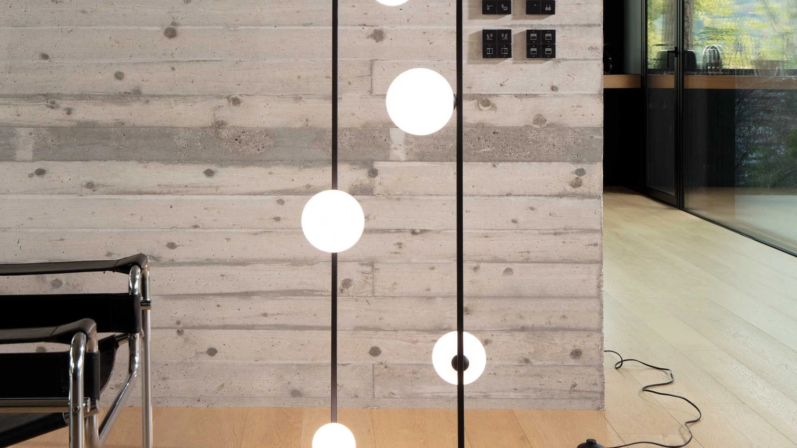 Lampada da terra Angolo in metallo con diffusori in vetro bianco, soffiato e acidato di Ideal Lux