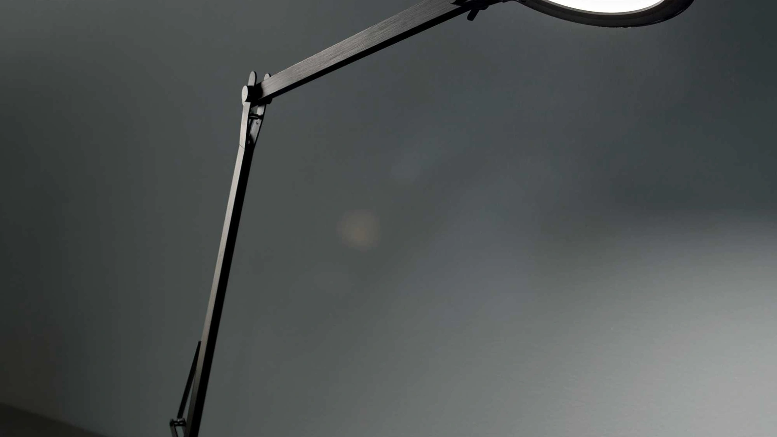 Lampada da tavolo Futura in alluminio e plastica con diffusore orientabile a led e interruttore incorporato di Ideal Lux