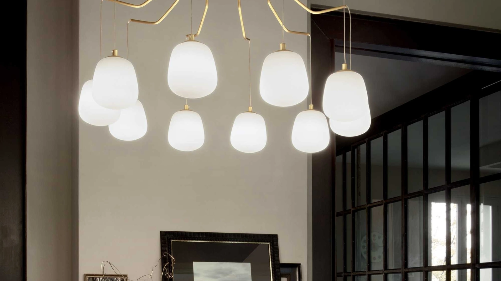 Lampada a sospensione Karousel con montatura in metallo rifinito in ottone satinato e diffusori in vetro incamiciato bianco, soffiato e acidato di Ideal Lux