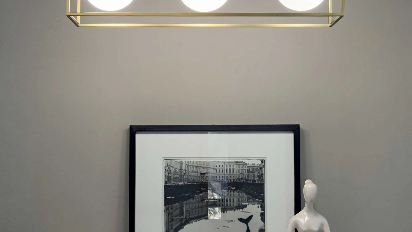 Lampada a sospensione Lingotto in metallo verniciato ottone opaco con diffusori in vetro incamiciato bianco, soffiato e acidato di Ideal Lux