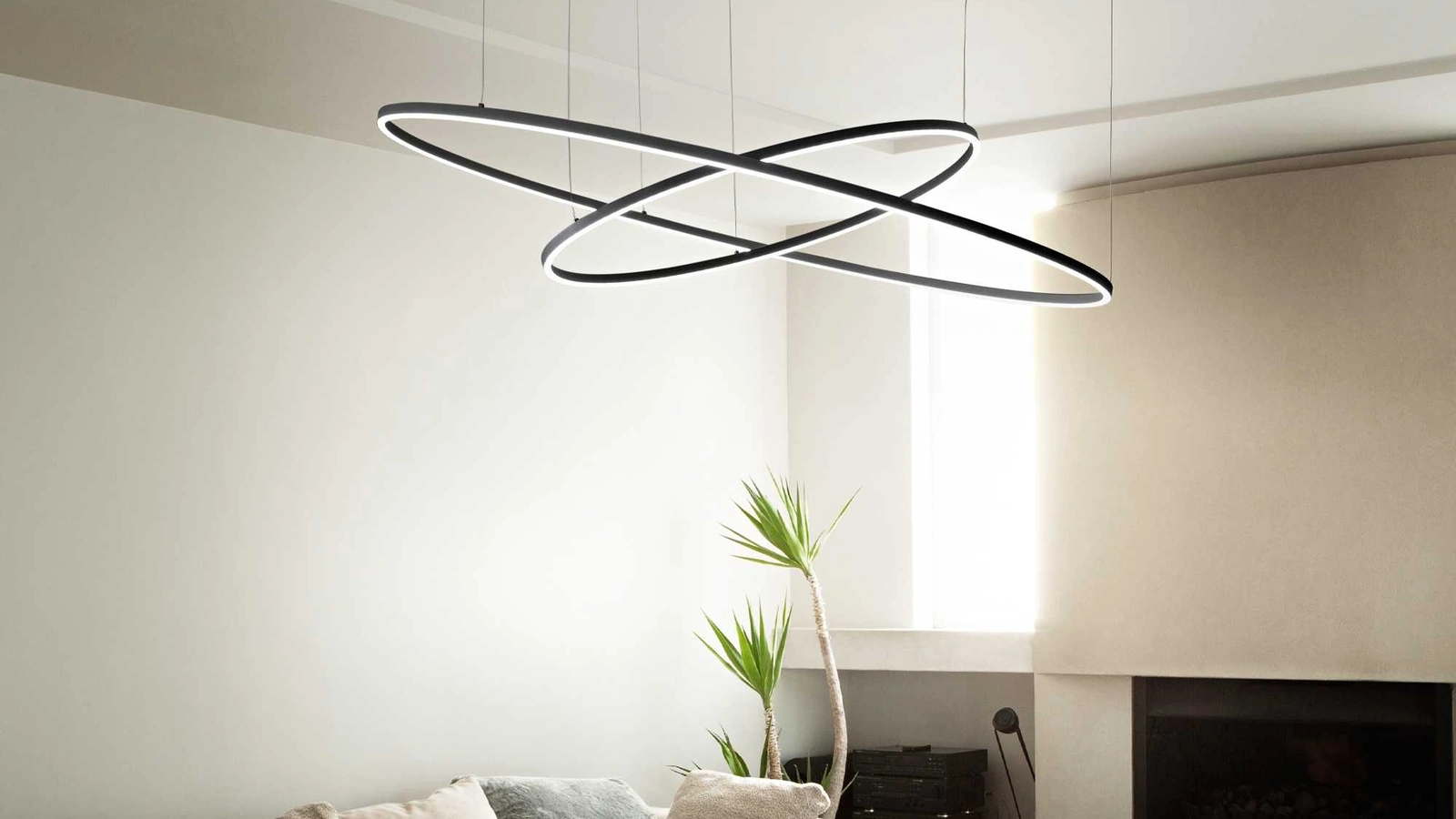 Lampada a sospensione Oracle Slim costituita da una montatura sottile in alluminio verniciato e diffusore opale in policarbonato di Ideal Lux