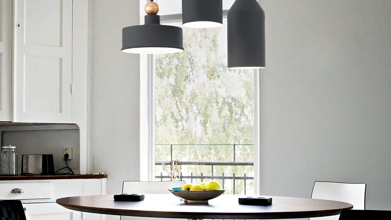 Lampada Triade in metallo verniciato a polveri con interno bianco ed elemento decorativo a sfera dorato di Ideal Lux