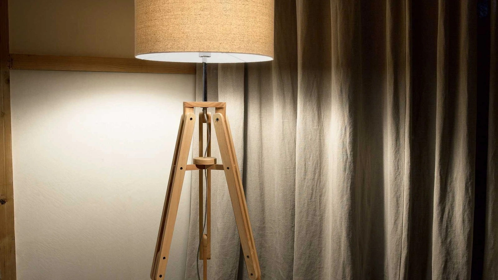 Lampada da terra Klimt in legno naturale con paralume rivestito in tessuto di Ideal Lux