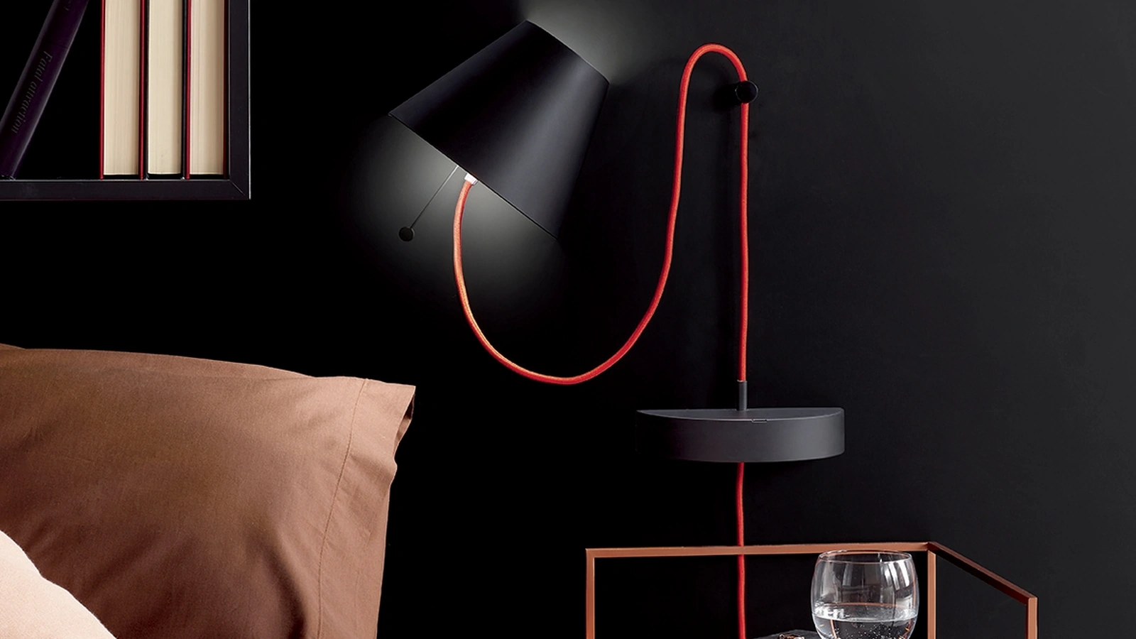 Lampada magnetica da parete Lapilla in metallo con cavo in tessuto rosso di Ronda Design