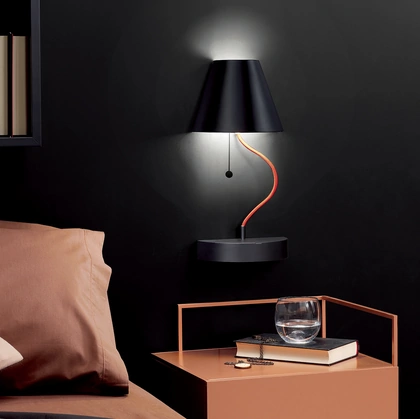 Lampada magnetica da parete liberamente posizionabile Lapilla in metallo di Ronda Design