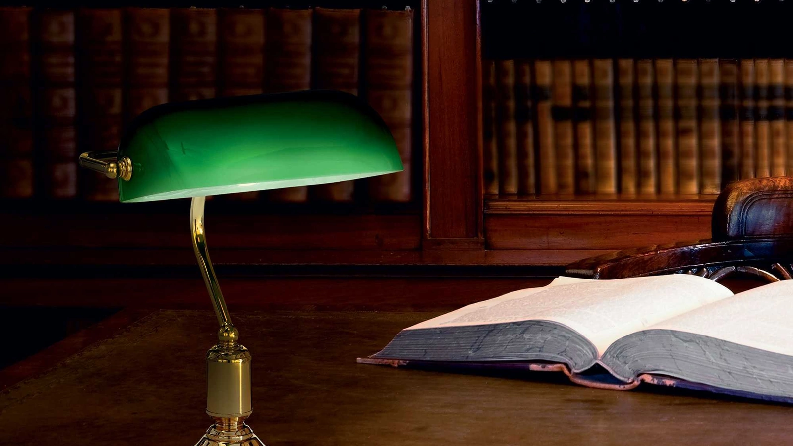 Lampada da tavolo Lawyer in metallo finitura ottone e diffusore in vetro soffiato e incamiciato di Ideal Lux