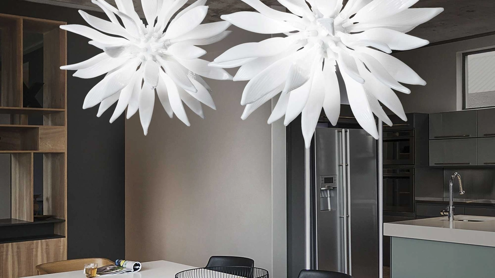 Lampada a sospensione Leaves in vetro soffiato bianco e modellato a mano di Ideal Lux