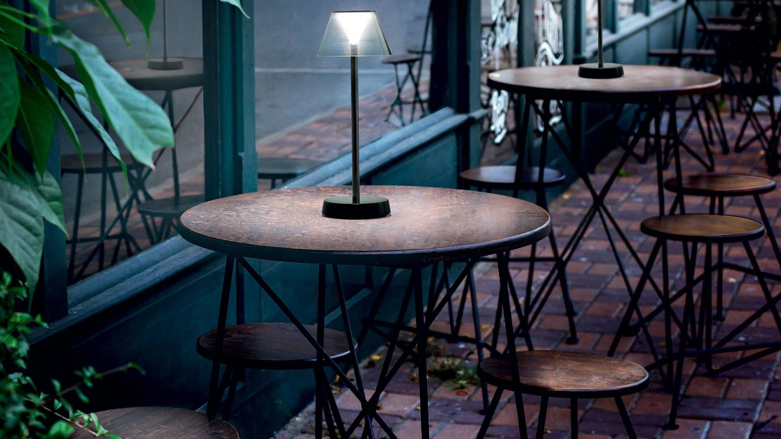 Lampada da tavolo Lolita da esterno ricaricabile senza filo in metallo con diffusore in materiale plastico di Ideal Lux