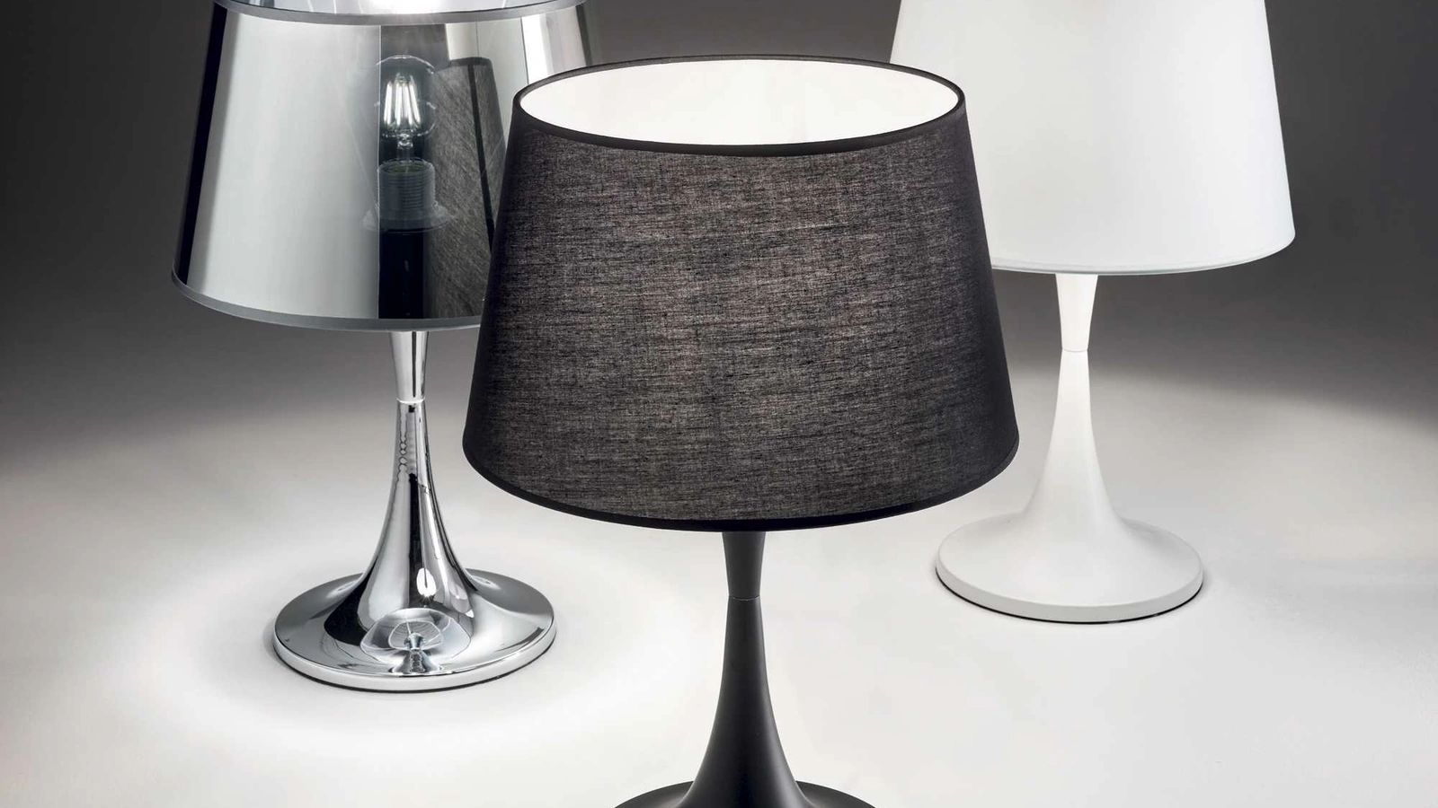 Lampada da tavolo London in metallo con cappello in tessuto o PVC di Ideal Lux