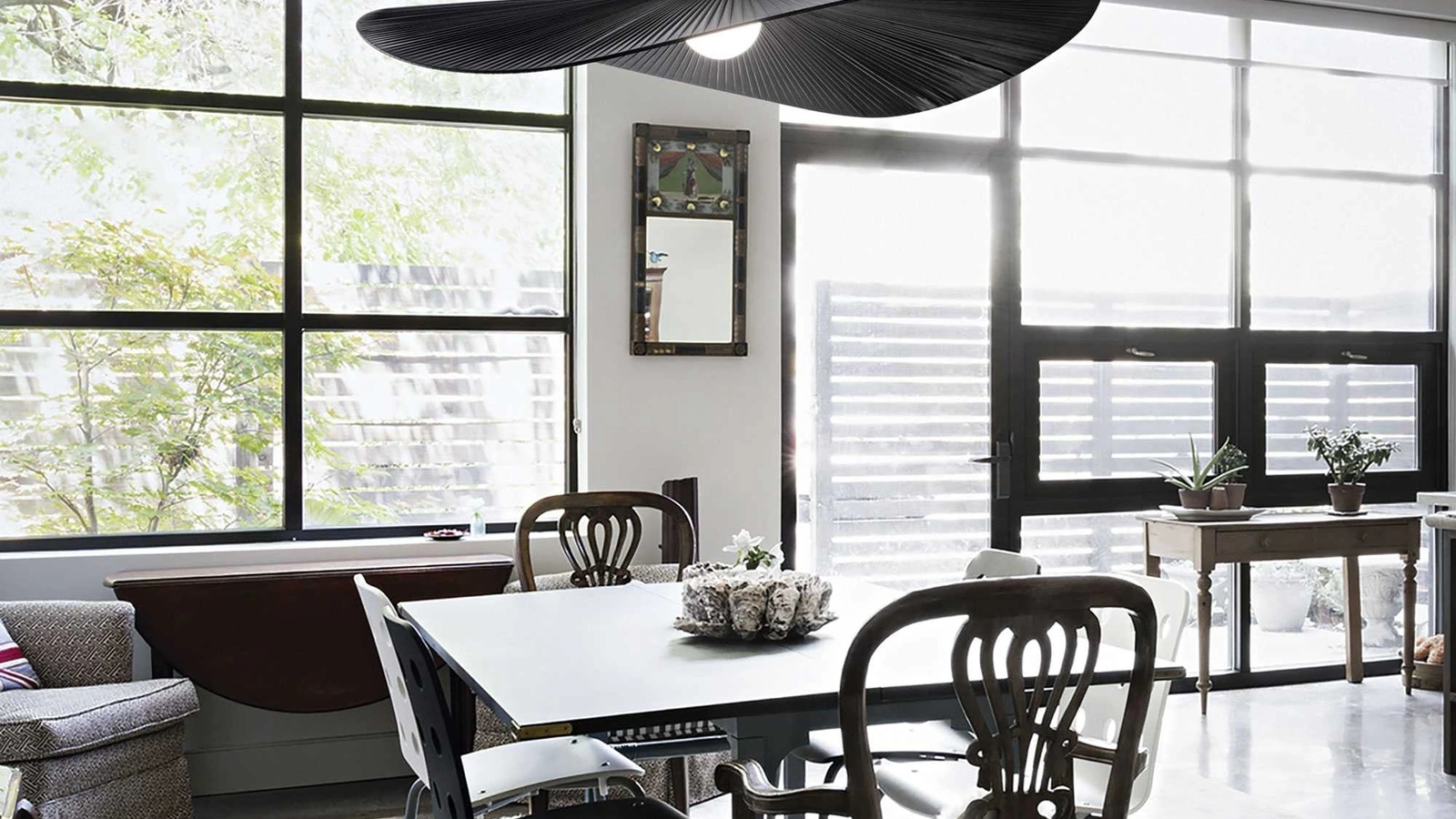 Lampada a sospensione Madame con diffusore in telaio metallico avvolto da nastro in tessuto di raso nero di Ideal Lux