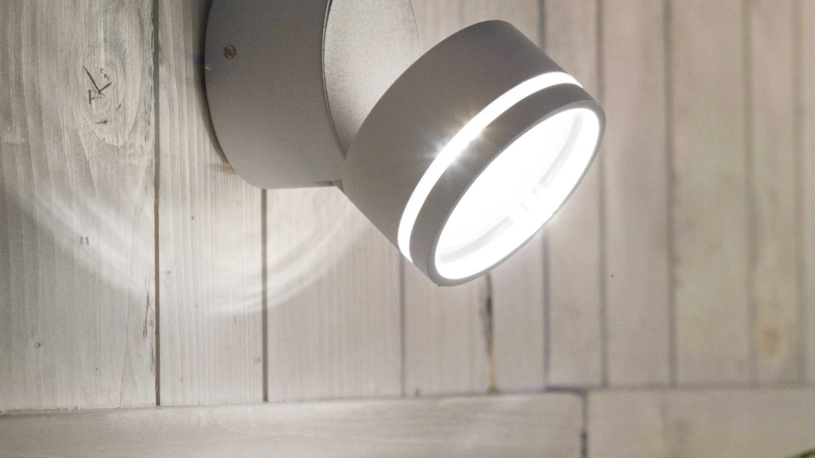 Lampada Omega Round in alluminio verniciato Bianco con diffusore inclinabile di Ideal Lux