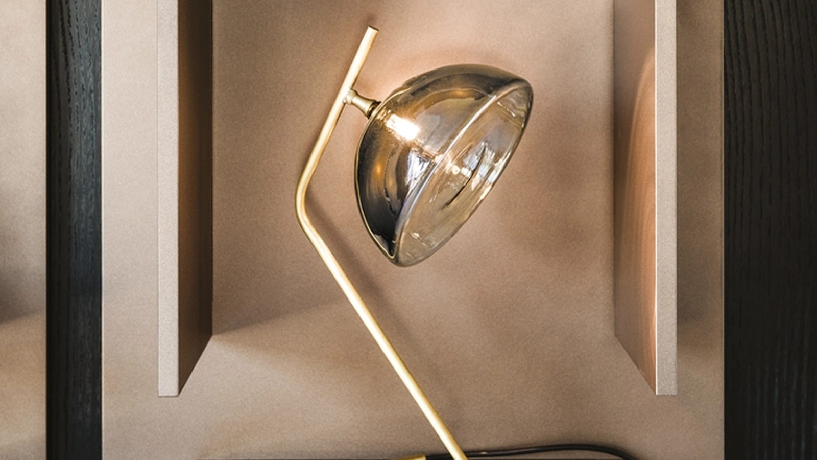 Lampada da tavolo in ottone con paralume in cristallo fumé Sunset di Cattelan Italia