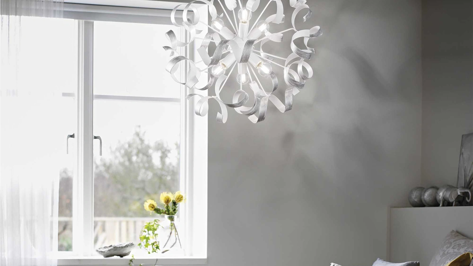 Lampada a sospensione Vortex in metallo verniciato bianco opaco con elementi decorativi in metallo dipinti a mano in argento di Ideal Lux