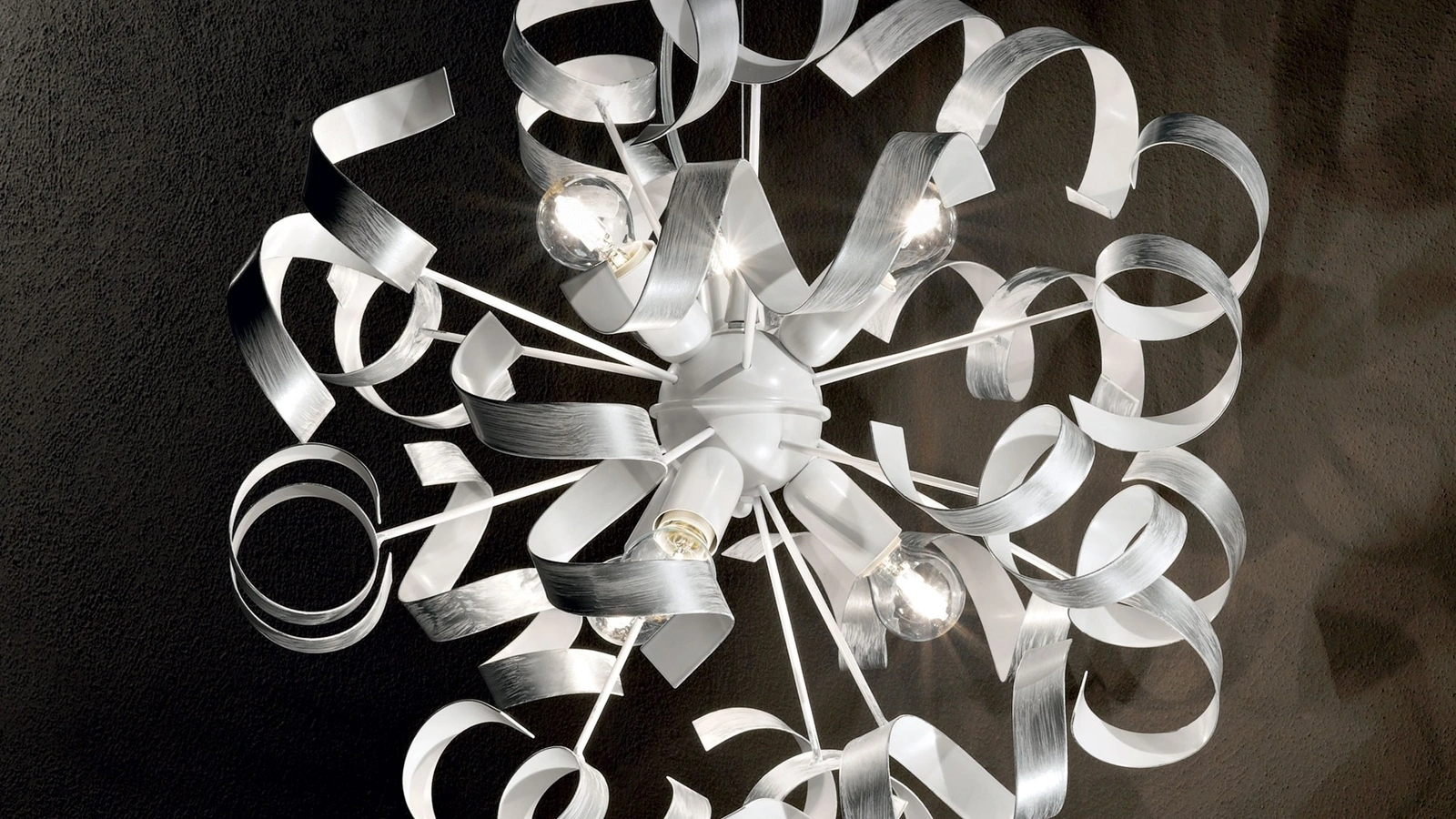 Lampada a sospensione Vortex in metallo verniciato bianco opaco con elementi decorativi in metallo dipinti a mano in argento di Ideal Lux