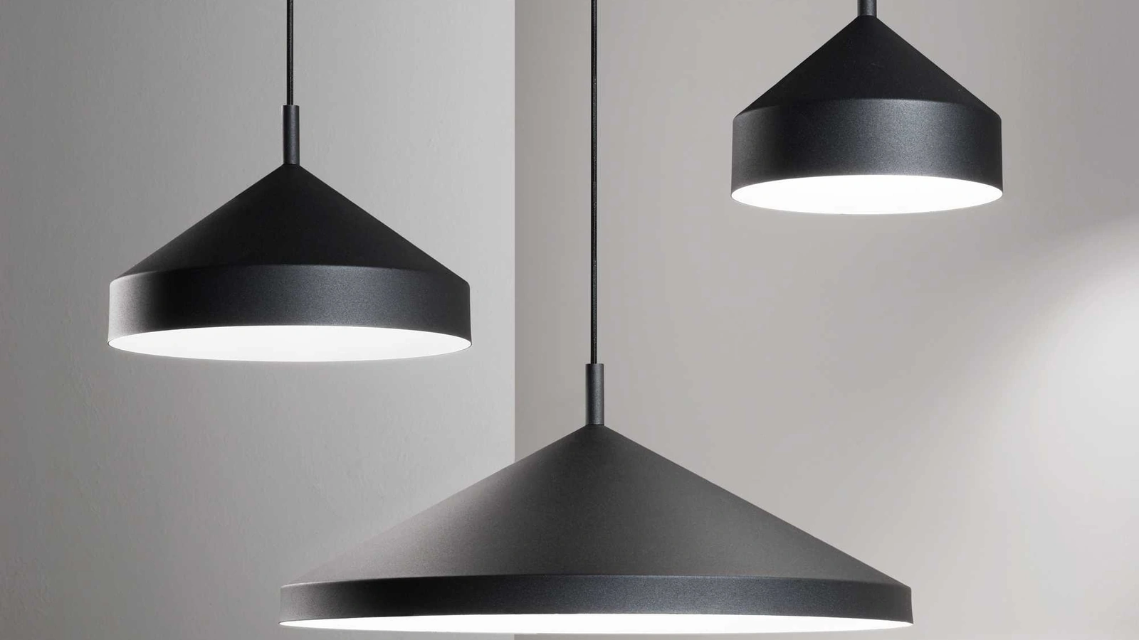 Lampada a sospensione Yurta n metallo verniciato nero con interno bianco di Ideal Lux