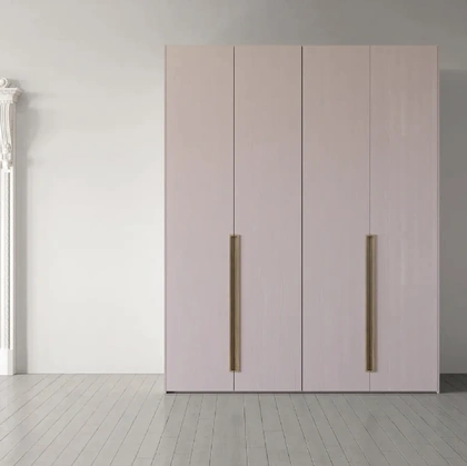 Armadio Island con 4 ante battenti in legno di abete con maniglie in rovere di Fratelli Mirandola