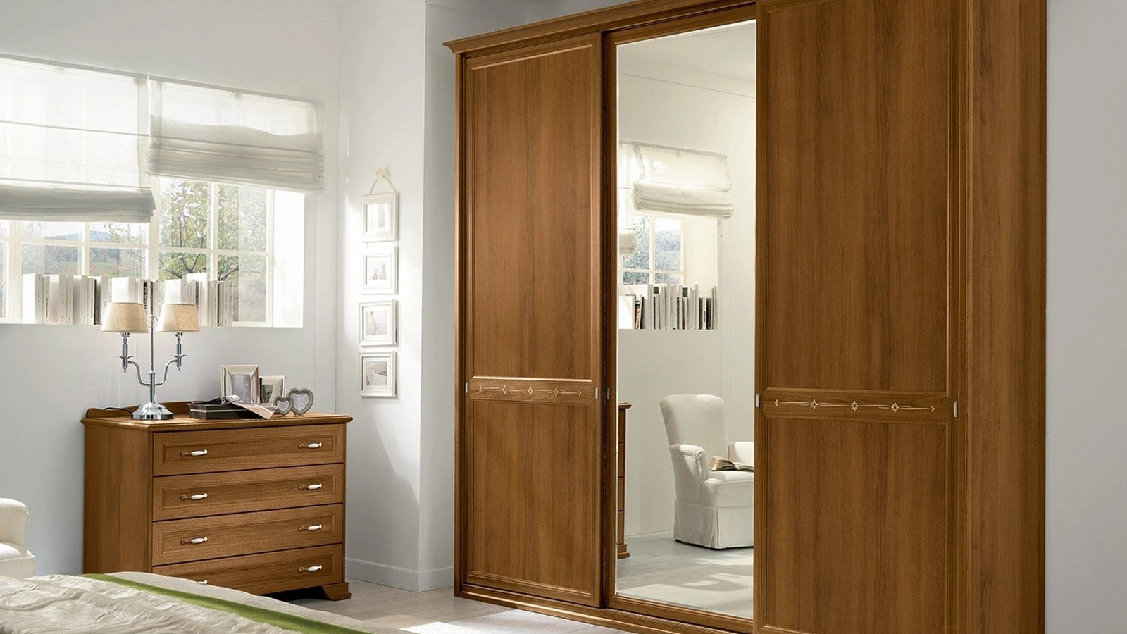 Armadio con ante scorrevoli AM216 in melaminico Noce Sorrento e specchio di Colombini Casa