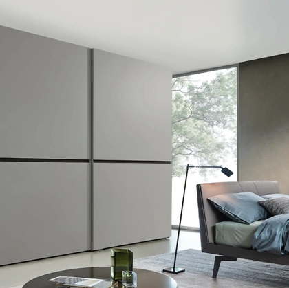 Armadio con ante scorrevoli Horizontal in laccato opaco di Sangiacomo