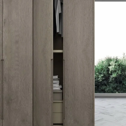 Armadio in legno di rovere con ante battenti Island di Fratelli Mirandola