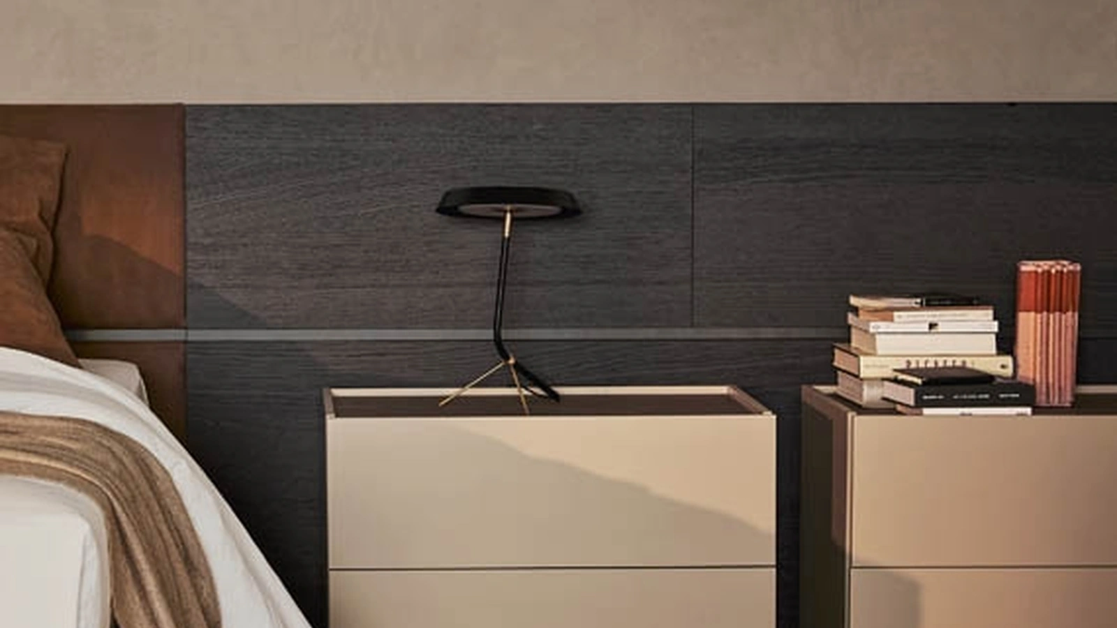 Comodino Atlante laccato opaco di Pianca